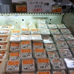 ひろし屋食品 - 沢山の島豆腐を売っていました。（その１）