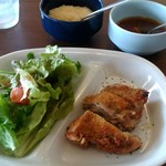 外食家くじら - サイドメニューの｢季節のサラダ｣と｢きょうのチキン｣。