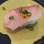 はま寿司 - 金目鯛  一貫￥150
            
            富山じゃ滅多に食べない魚。
            
            あー美味しいね。
            
            皮目気になるかと思ったけど大丈夫。
            
            上の薬味って要らないと思うんだけど・・・
            
            
            