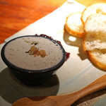 ぽつらぽつら - ゴルゴンゾーラのムース　赤玉葱のコンフィ添え