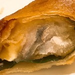 中華バル SABUROKU360 - 【2017年11月】鱈とクリームチーズ春巻の断面。