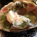 旬魚たつみ - 蟹味噌で身を食べます。