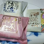 御菓子所　かめや - 「岩倉とうふ」の「ごま」と「さくら」、1個162円（税込み）、「い～わくんサブレ」、1個130円（税込み）