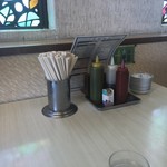 中国料理の瓢々亭 - テーブルの上の餃子のタレ等