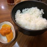 焼肉レストランカネチョウ - ご飯(中) 沢庵付き