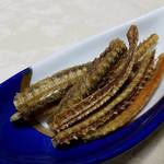 割烹 治郎兵衛 - 鰻の骨の唐揚げお通し(骨せんべい)