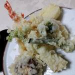 割烹 治郎兵衛 - 「天婦羅定食」は、庄内で収穫された野菜をふんだんに使った天婦羅の盛り合わせと、ご飯、お吸い物、お刺身、こばち、お漬物、デザート のお得なセット✨