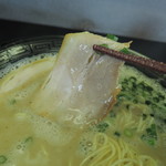 久留米ラーメン　玄竜 - 豚バラチャーシューは２枚入り。 　味は控えめで大人しい素直な肉味。