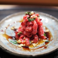 肉割烹 上 - シンシンのタルタル　実山椒、木の芽、ピスタチオ、バルサミコソース