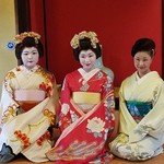 割烹 治郎兵衛 - お向かいの「相馬楼」さん から舞妓さんを呼んでお食事をしながらの演舞観覧も出来るんですよ！