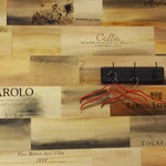 アンティカ オステリア マジカメンテ - お洒落な壁紙に赤いハンガー