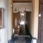 まとの - とても雰囲気のある入口