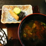 まとの - お漬物と赤出汁