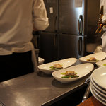 ダルマット 恵比寿店 - 席横がキッチンでした。