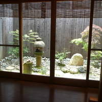 まとの - 個室に案内されました。箱庭がとっても素敵♪