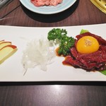 東海苑 - 特選桜ユッケ1050円。