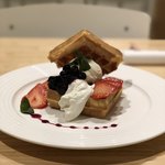 ワッフル専門店 Cafe いち - 苺とベリーのワッフル