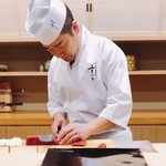 日本橋蛎殻町 すぎた - 鮪を切る杉田親方