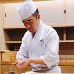 日本橋蛎殻町 すぎた - まるで祈るように握られます