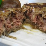 焼肉ノ志志 - ふわふわハンバーグ、敢えてレア気味で提供されます