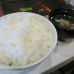 焼肉ノ志志 - きっちり大盛りのライスとスープ