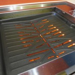 焼肉ノ志志 - 無煙ロースターで最後の仕上げ