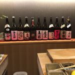 すし馨 - 色々な焼酎が並ぶ