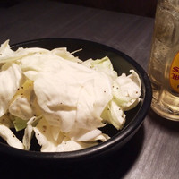 焼肉 にくなべ屋 神戸びいどろ 北野坂店 - 付き出し（塩ダレキャベツ）