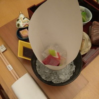 渡風亭 - ぼんぼりに見立てたお造り（本鮪と鯛）