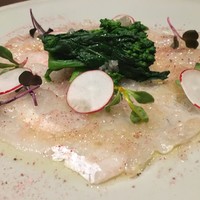ワカヌイ グリル ダイニング バー 東京 - 鯛と桜のカルパッチョ