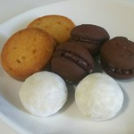 Petit Four - 家でお茶タイム。甘くないのでコーヒーには合いにくい