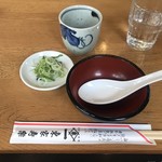 蕎麦の前に到着。蕎麦猪口に少し普通のそばつゆが。