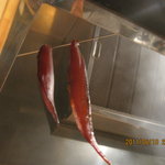 焼鶏処 田楽 - しゃも肉の燻製状態がぶら下がってます