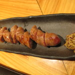 焼鶏処 田楽 - 焼上がった自家製ソーセージ