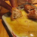 焼鶏処 田楽 - 玉子の黄身を付けて食べます