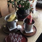 ラウンジでお目覚めのドリンクが用意されています。