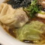 Japanese Soba Noodles 蔦 - 緑色が今帰仁アグー、白が青森シャモロックのワンタン
