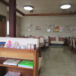 龍鳳 - 店内（写真奥は喫煙席）