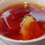 古月 - 季節の養生スープ：牛筋、ビーツ、落花生、椎茸