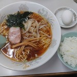 ありあけ - ラーメン550円。茹で玉子とごはんはサービス。