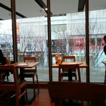 ポータル カフェ アキバ - 明るい窓辺