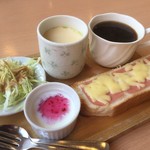 ダンケ - 料理写真:ブレンドコーヒー410円とハムチーズトーストのモーニング