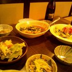 KUSHIKOMA 井こし - ラーメンサラダ、とり皮と春菊の卵とじ、鯵のワイン浸し