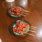 久遠の空 - 白ガツ 串焼き(下)、黒ガツ 串焼き(上)