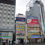 Yakitori Izakaya Shinchan - 信号を渡った先にある、マクドナルド正面に見て右３件隣のコスモビルです！