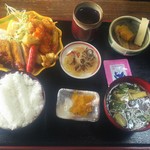 お食事処 青柳 - 20180305「日替わりランチ」600円。 今日は… ・御飯 ・木綿豆腐と油揚げと榎茸と葱の味噌汁 ・豚ヒレカツのソース掛け、烏賊の磯辺揚げのチリソース掛け、マヨネーズマッシュポテト、ナポリタンスパゲティー、ソーセージソテー、千切り甘藍、パイナップル 大皿 ・薩摩揚と竹輪と高野豆腐と南瓜の炊合せ 小鉢 ・春雨と昆布と人参の和風チャプチェ ・漬物小皿 ・鮭振り掛け…です♪