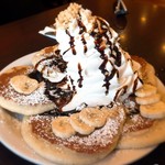 Eggs 'n Things - バナナホイップクリームマカデミアナッツにチョコレートソースのパンケーキ