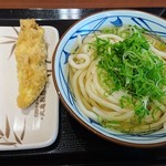 丸亀製麺 - かけうどん＜大＞ 390円（税込）＆かしわ天 140円（税込）