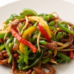 Stir-fried beef and colored peppers