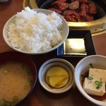 焼肉やまと - 定食内容（冷奴はポン酢、焼肉タレは甘すぎず美味しい）